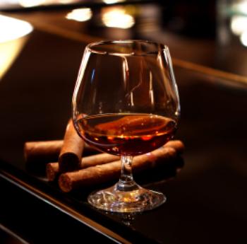 Drinks that Complement Cigars